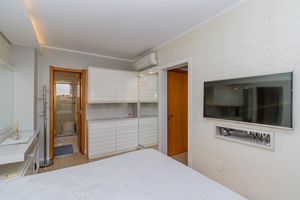 Image 17 - 876895