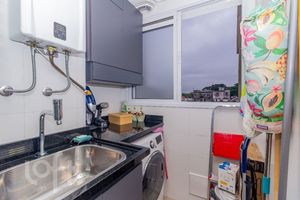 Image 21 - 876931