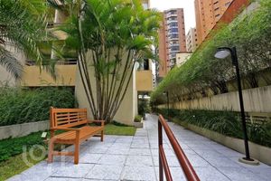 Image 8 - 876943
