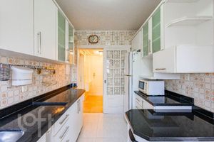 Image 17 - 877009
