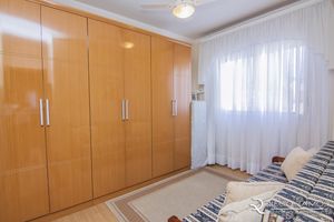 Image 8 - 8772