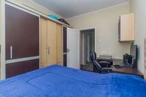 Image 19 - 877230