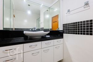 Image 19 - 877308