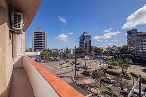 Image 4 - 877350