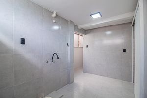Image 9 - 877350