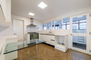 Image 22 - 877353
