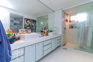 Image 13 - 877375