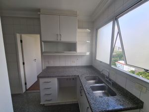 Image 21 - 877379