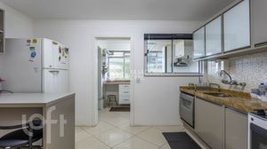 Image 11 - 877380