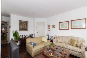 Image 10 - 877390