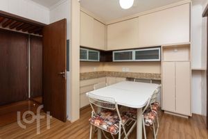 Image 17 - 877410