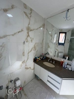 Image 8 - 877435
