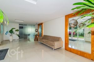 Image 35 - 877482