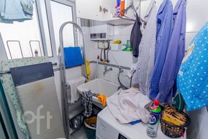 Image 10 - 877482