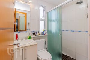Image 32 - 877482