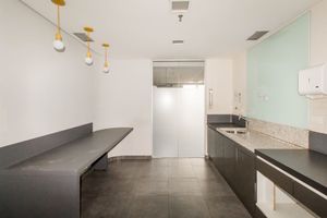 Image 12 - 877490