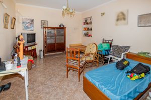 Image 18 - 877528