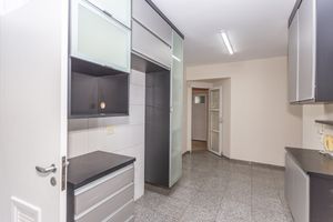 Image 34 - 877532