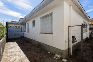 Image 17 - 877541