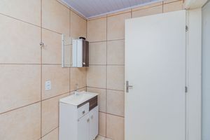 Image 11 - 877544