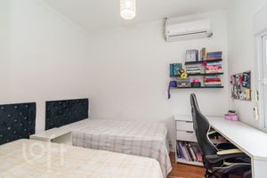 Image 18 - 877552