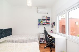 Image 19 - 877552
