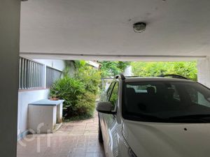 Image 17 - 877555