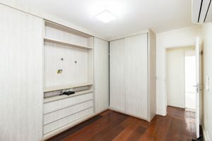 Image 10 - 877556
