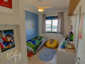 Image 11 - 877579
