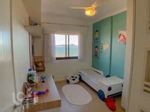 Image 12 - 877579