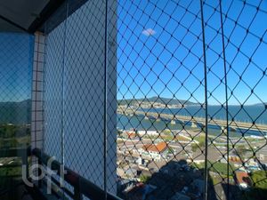 Image 15 - 877579