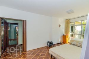 Image 35 - 877606