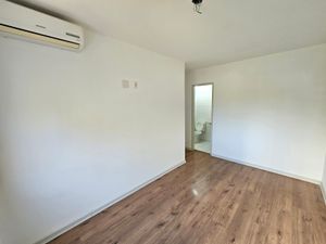Image 10 - 877646
