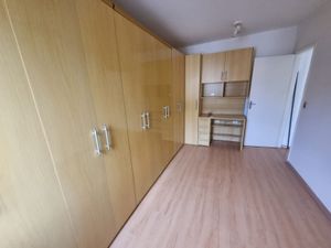 Image 17 - 877682