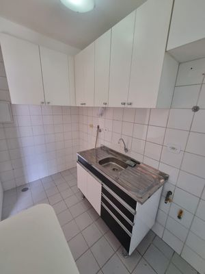 Image 19 - 877682