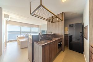 Image 9 - 877684