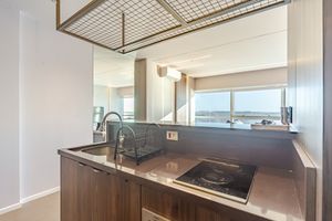 Image 10 - 877684