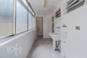 Image 31 - 877685
