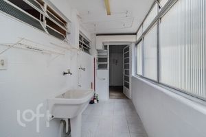 Image 32 - 877685