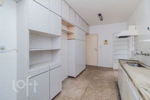 Image 28 - 877685