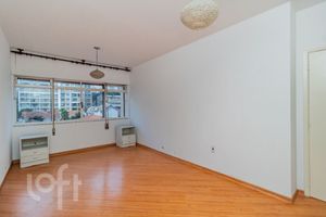 Image 19 - 877685