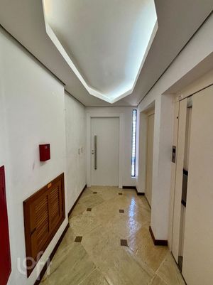 Image 21 - 877689