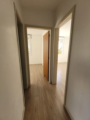 Image 13 - 877717