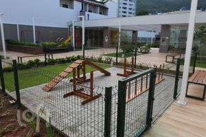 Image 15 - 877727