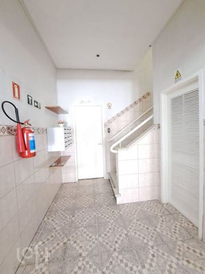 Image 21 - 877748