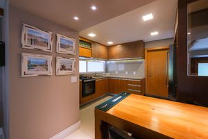 Image 11 - 877782