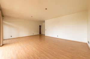 Image 10 - 877842