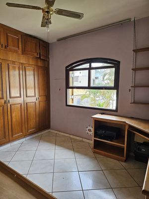 Image 22 - 877878