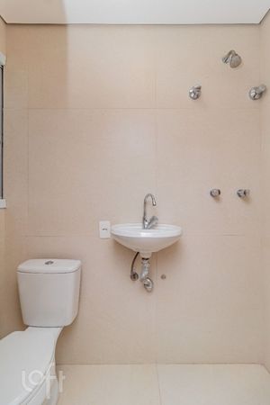 Image 32 - 877880