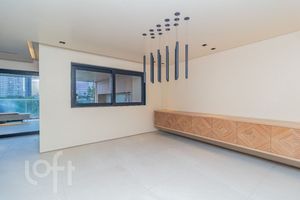 Image 21 - 877880